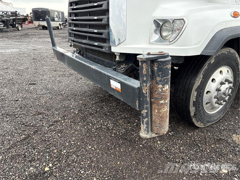 Freightliner 114SD 6x4 Feed Truck Viljaveokid