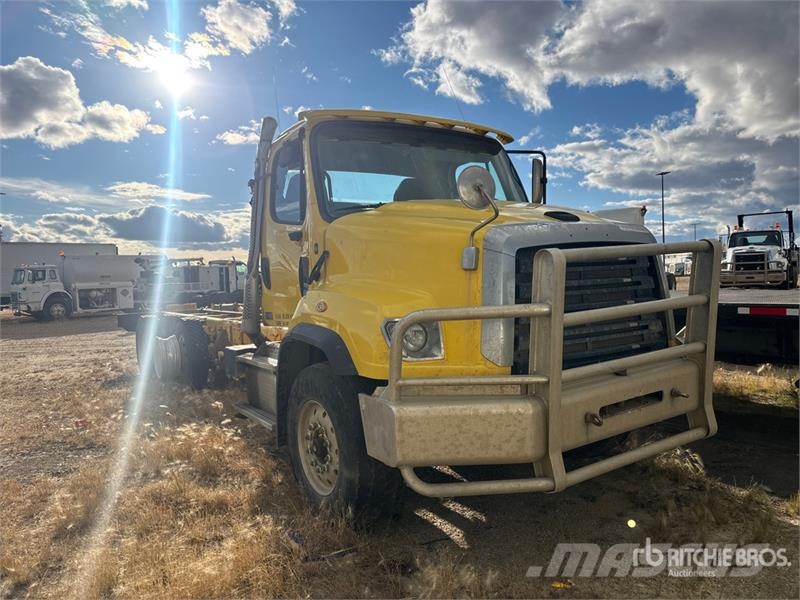 Freightliner 114SD 6x4 Cab and Chassis (Inoperable) Cabinas