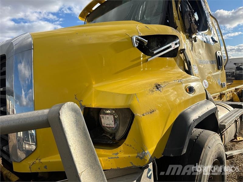 Freightliner 114SD 6x4 Cab and Chassis (Inoperable) Cabinas