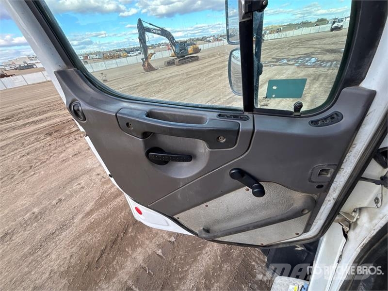 Freightliner 114SD 6x4 Snow Plow Truck Комбинированные дорожные машины