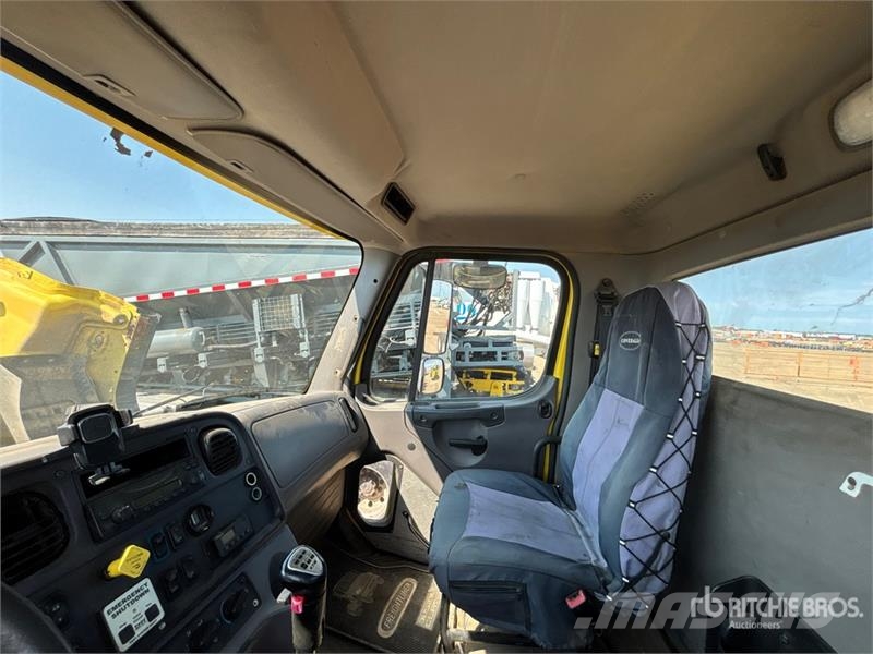 Freightliner 114SD 6x4 Cab and Chassis 캐빈 및 인테리어