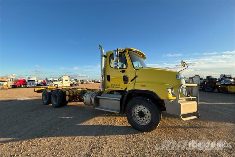 Freightliner 114SD 6x4 Cab and Chassis Cabinas
