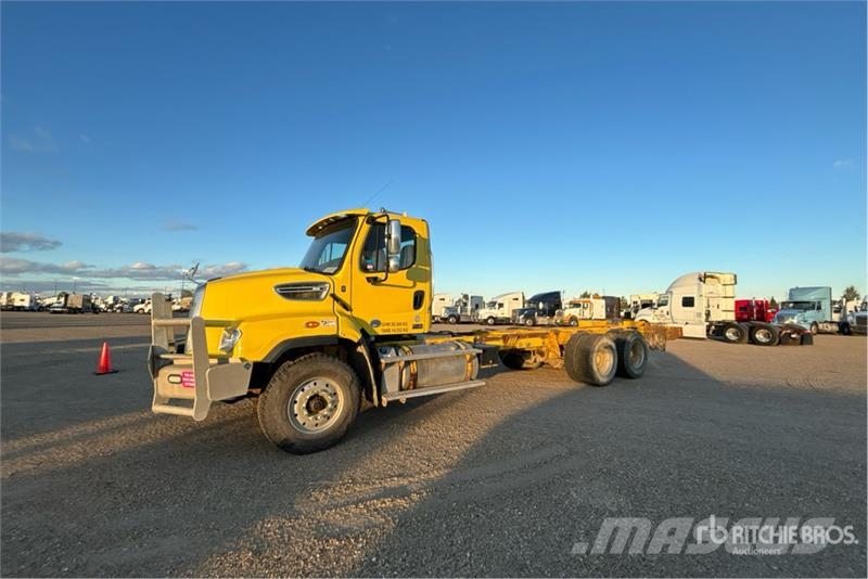 Freightliner 114SD 6x4 Cab and Chassis Cabinas e interior