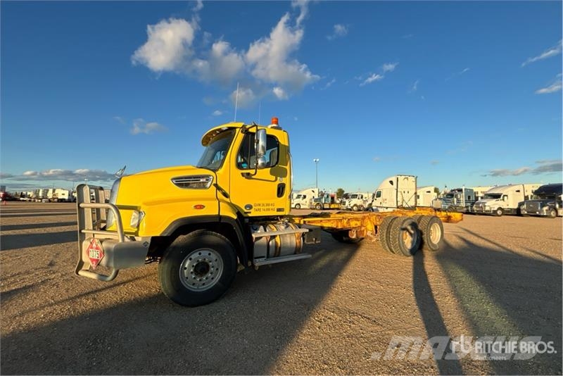 Freightliner 114SD 6x4 Cab and Chassis Cabinas