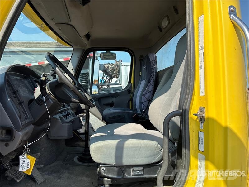 Freightliner 114SD 6x4 Cab and Chassis 캐빈 및 인테리어