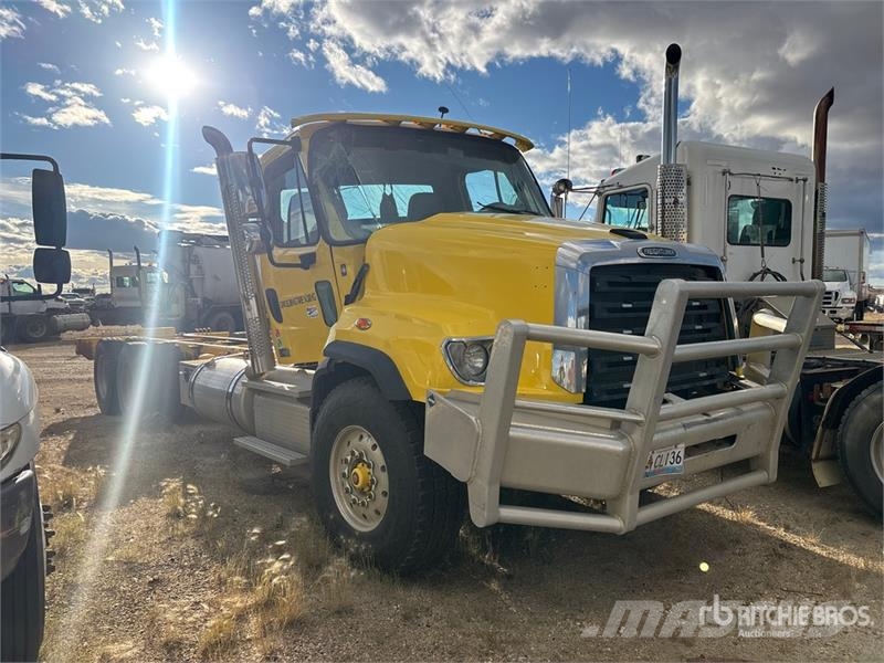 Freightliner 114SD 6x4 Cab and Chassis (Inoperable) Cabinas