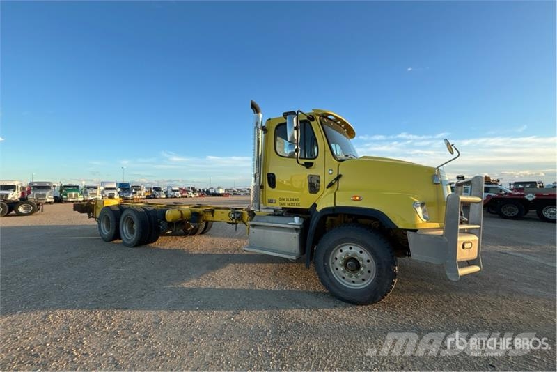 Freightliner 114SD 6x4 Cab and Chassis Cabinas e interior