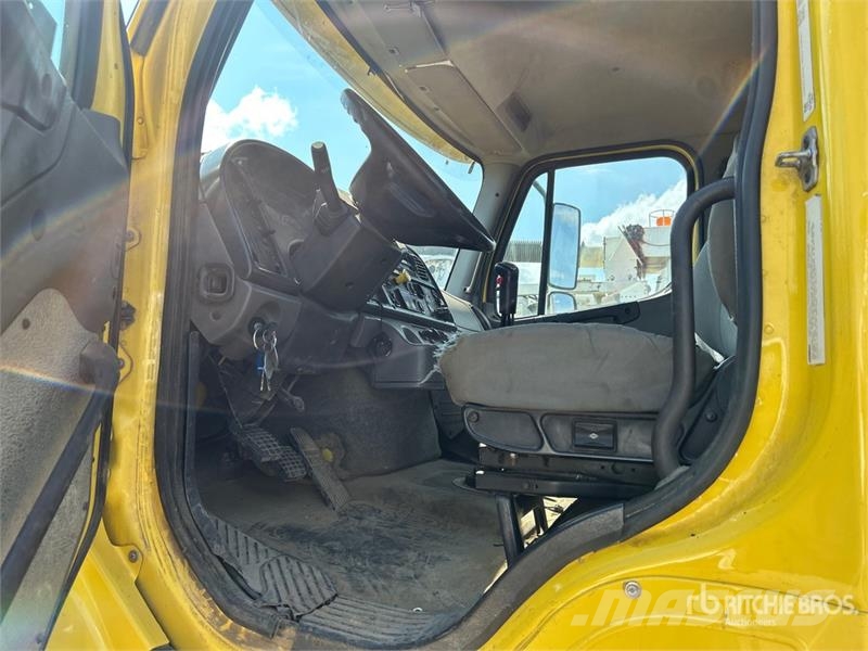 Freightliner 114SD 6x4 Cab and Chassis 캐빈 및 인테리어