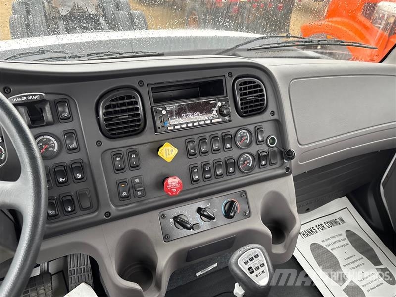 Freightliner 114SD 8x6 Cab and Chassis 驾驶室与内部