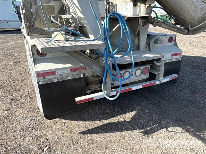 Freightliner 114SD 8x6 Mixer Truck Betonikuorma-autot