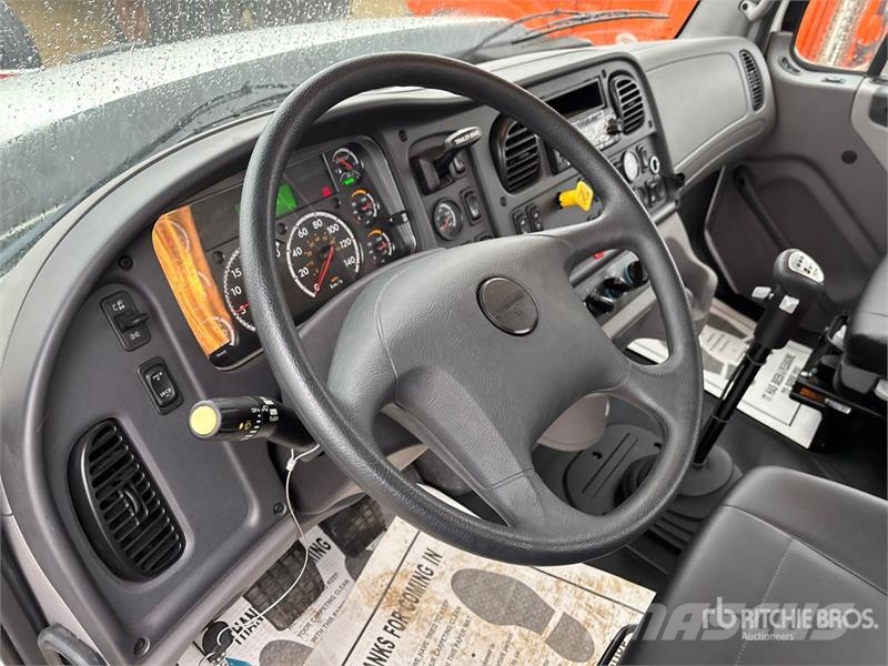 Freightliner 114SD 8x6 Cab and Chassis 驾驶室与内部