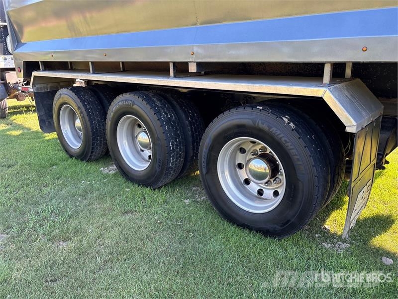 Freightliner 114SD 8x6 Grain Truck Getreidekipper