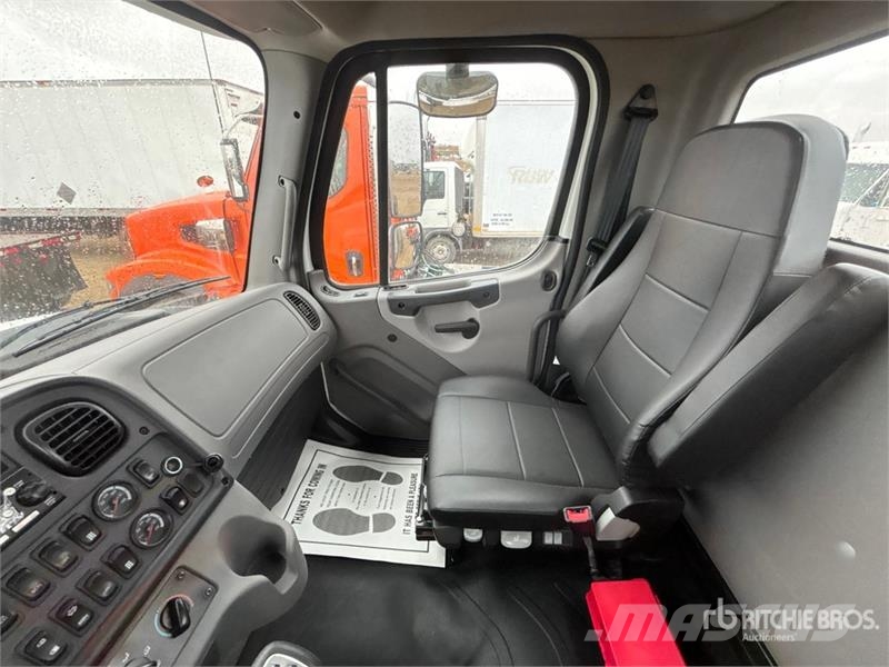 Freightliner 114SD 8x6 Cab and Chassis 驾驶室与内部