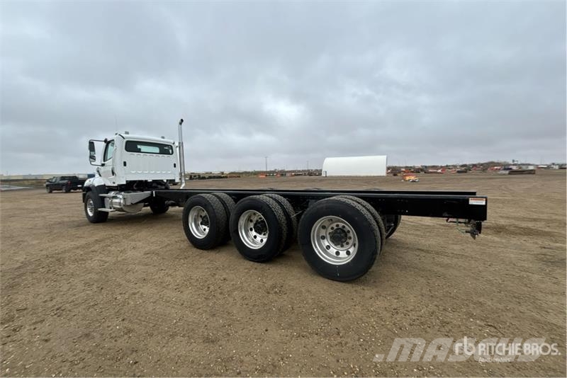 Freightliner 114SD 8x6 Cab and Chassis 驾驶室与内部