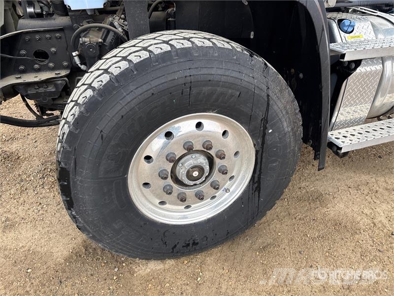 Freightliner 114SD 8x6 Cab and Chassis 驾驶室与内部