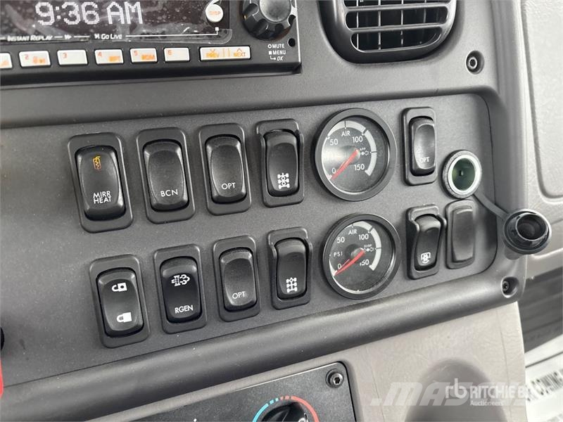 Freightliner 114SD 8x6 Cab and Chassis 驾驶室与内部