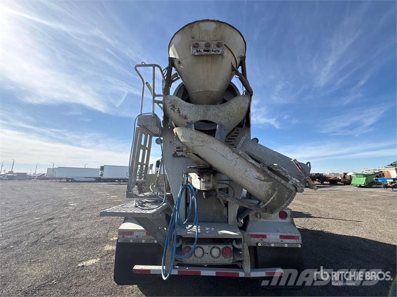 Freightliner 114SD 8x6 Mixer Truck Betonikuorma-autot