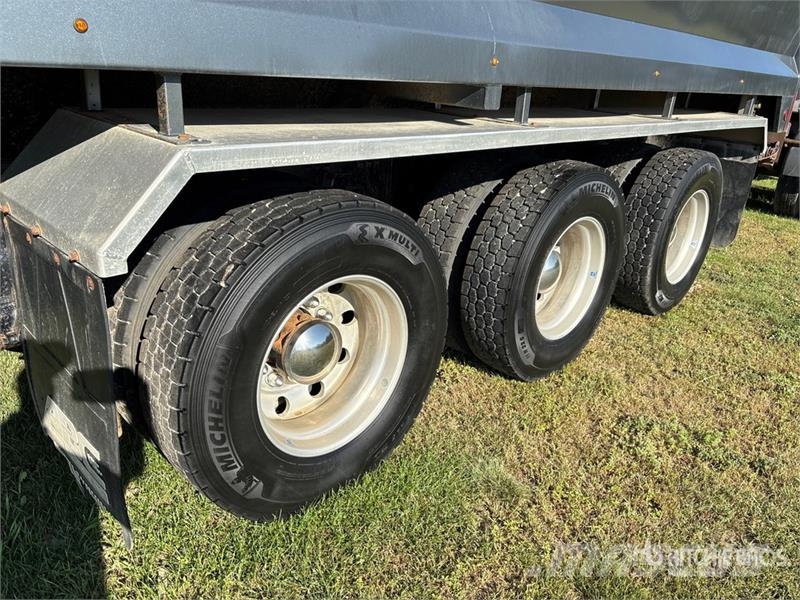 Freightliner 114SD 8x6 Grain Truck Getreidekipper