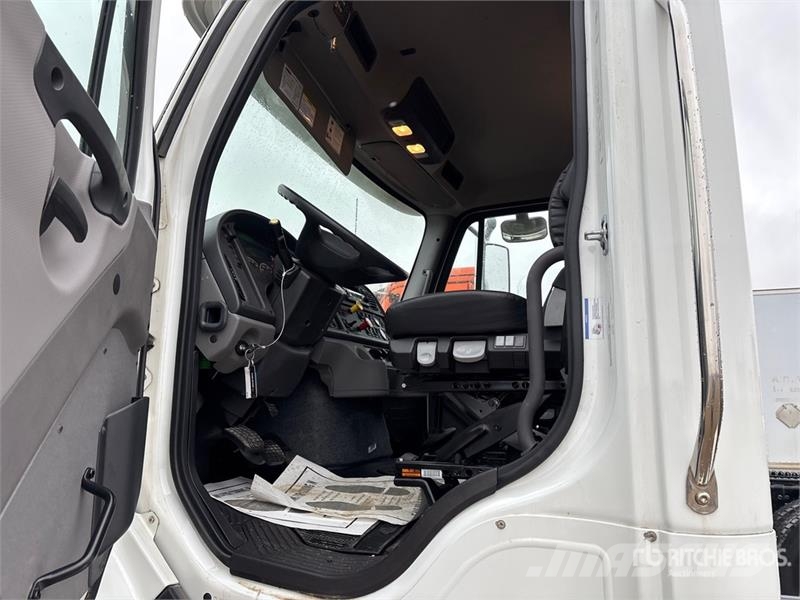 Freightliner 114SD 8x6 Cab and Chassis 驾驶室与内部