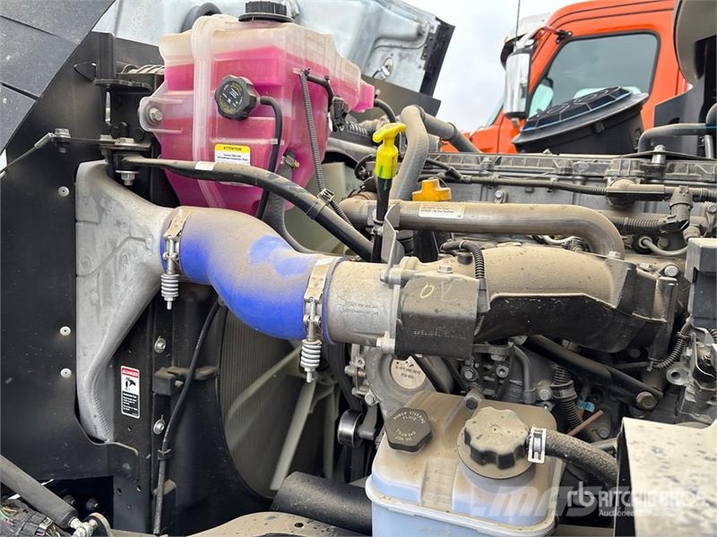 Freightliner 114SD 8x6 Cab and Chassis 驾驶室与内部