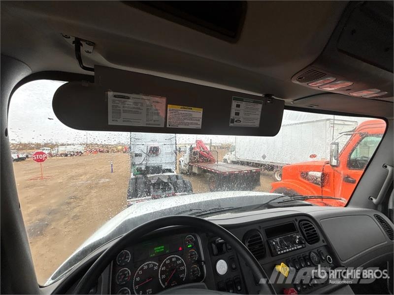 Freightliner 114SD 8x6 Cab and Chassis 驾驶室与内部