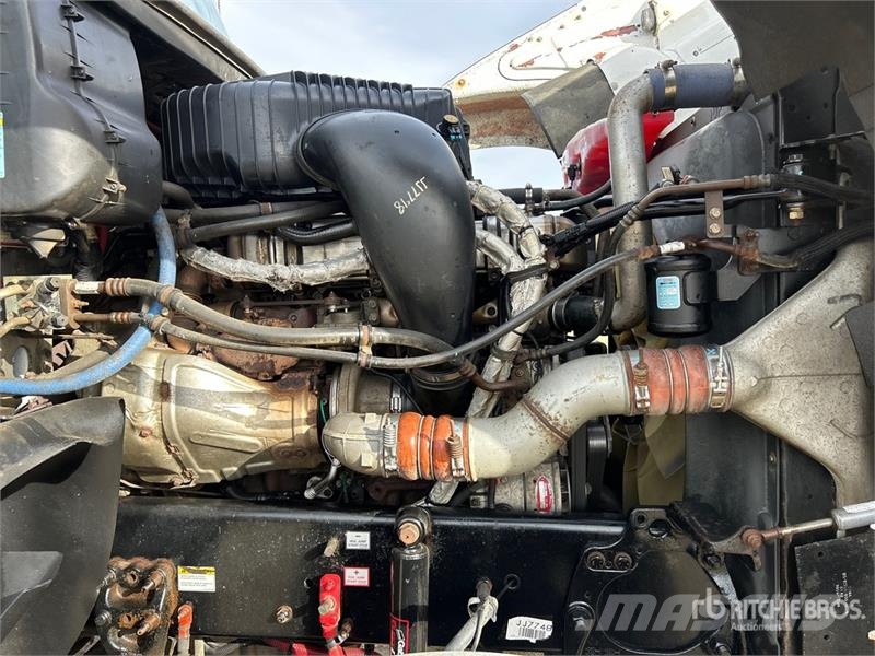 Freightliner 122 SD 6x4 T/A Sleeper Truck Tractor Sadulveokid