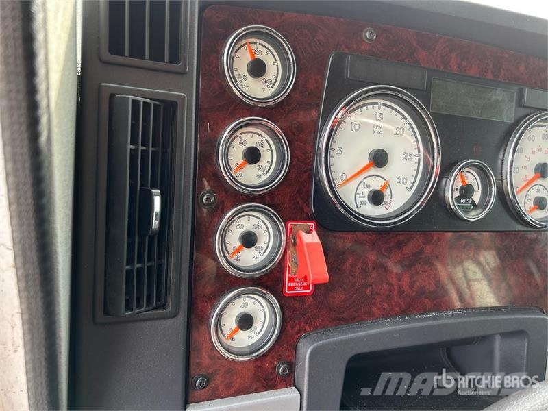 Freightliner 122 SD 6x4 T/A Sleeper Truck Tractor Sadulveokid