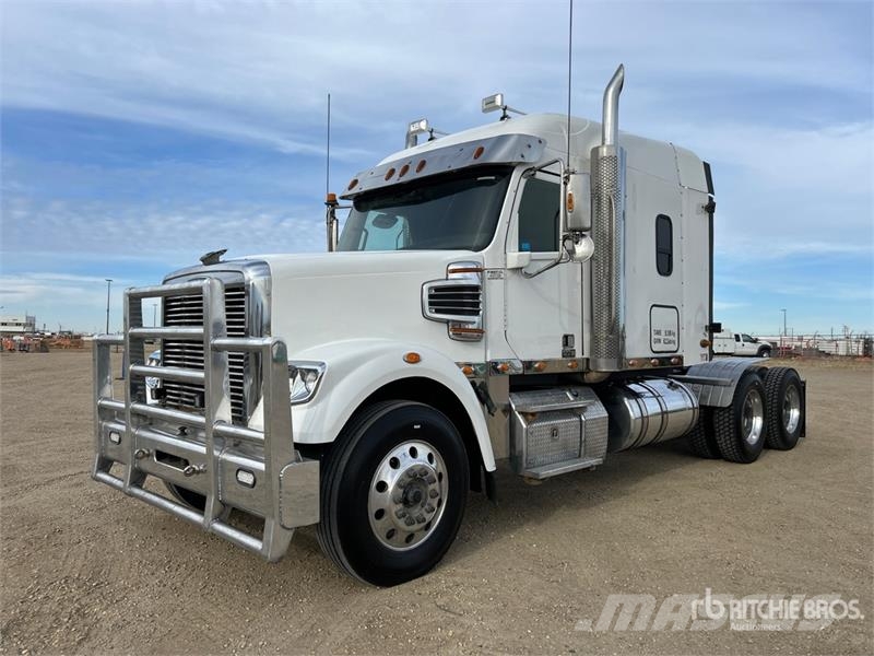 Freightliner 122 SD 6x4 T/A Sleeper Truck Tractor Sadulveokid