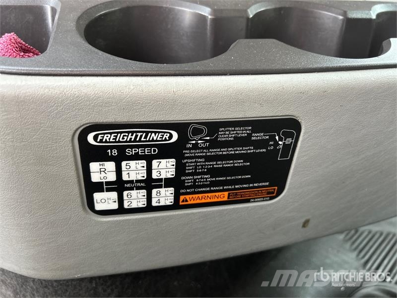 Freightliner 122 SD 6x4 T/A Sleeper Truck Tractor Sadulveokid
