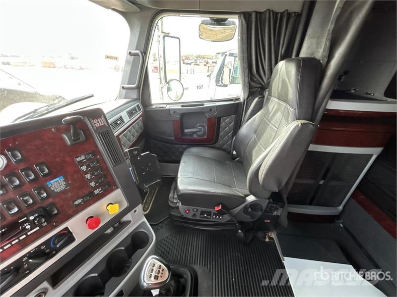 Freightliner 122 SD 6x4 T/A Sleeper Truck Tractor Sadulveokid
