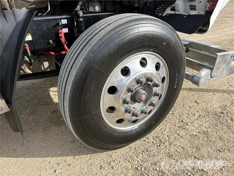 Freightliner 122 SD 6x4 T/A Sleeper Truck Tractor Sadulveokid