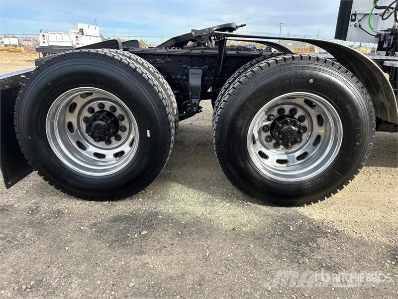 Freightliner 122 SD 6x4 T/A Sleeper Truck Tractor Sadulveokid