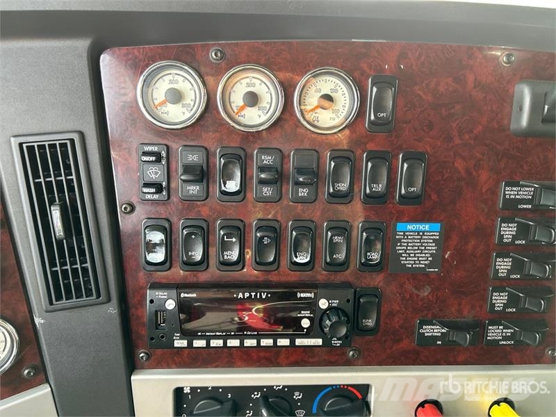 Freightliner 122 SD 6x4 T/A Sleeper Truck Tractor Sadulveokid