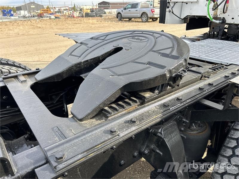 Freightliner 122 SD 6x4 T/A Sleeper Truck Tractor Sadulveokid