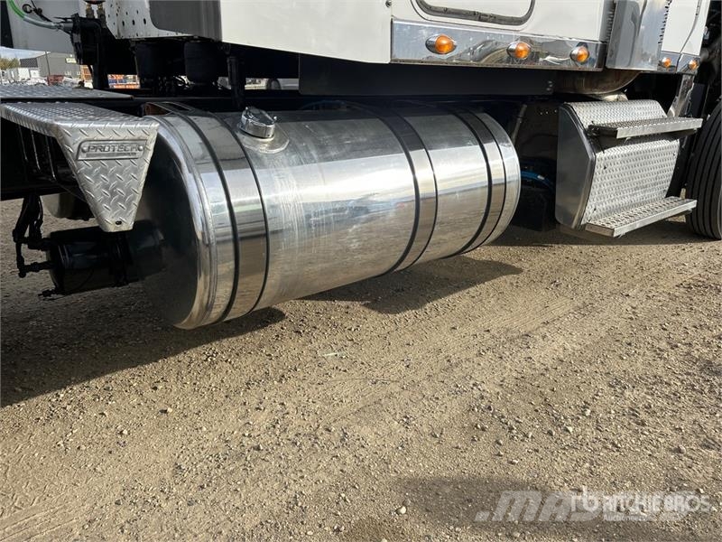 Freightliner 122 SD 6x4 T/A Sleeper Truck Tractor Sadulveokid