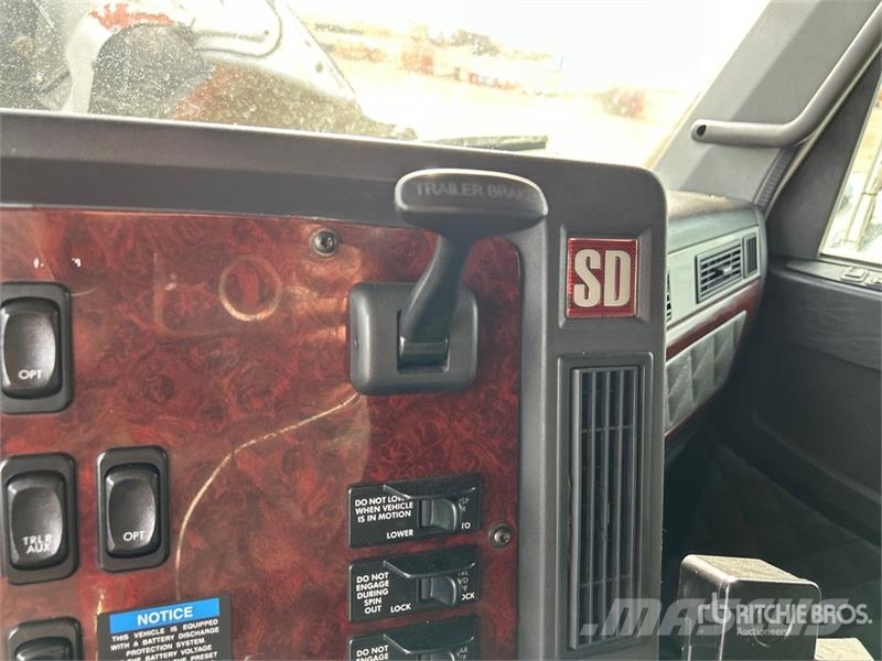 Freightliner 122 SD 6x4 T/A Sleeper Truck Tractor Sadulveokid
