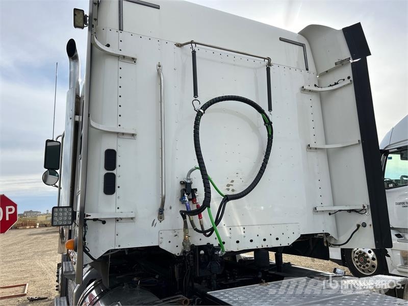 Freightliner 122 SD 6x4 T/A Sleeper Truck Tractor Sadulveokid