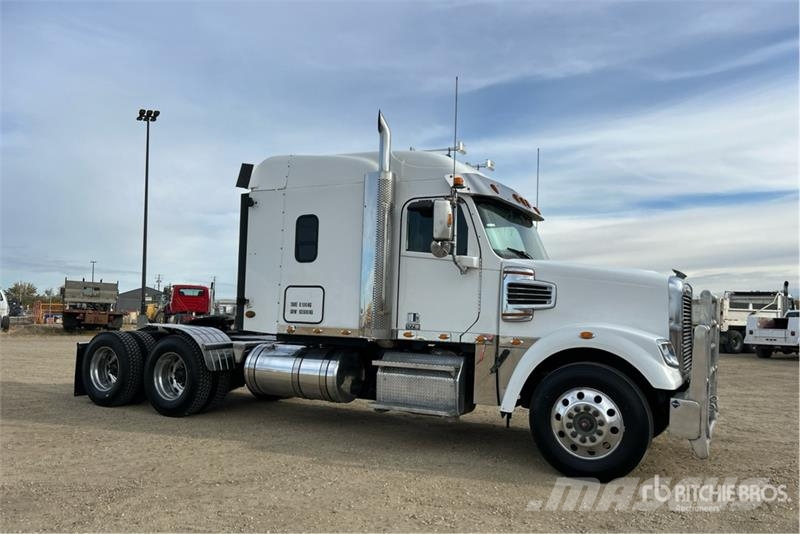 Freightliner 122 SD 6x4 T/A Sleeper Truck Tractor Sadulveokid