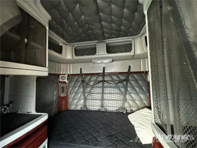 Freightliner 122 SD 6x4 T/A Sleeper Truck Tractor Sadulveokid