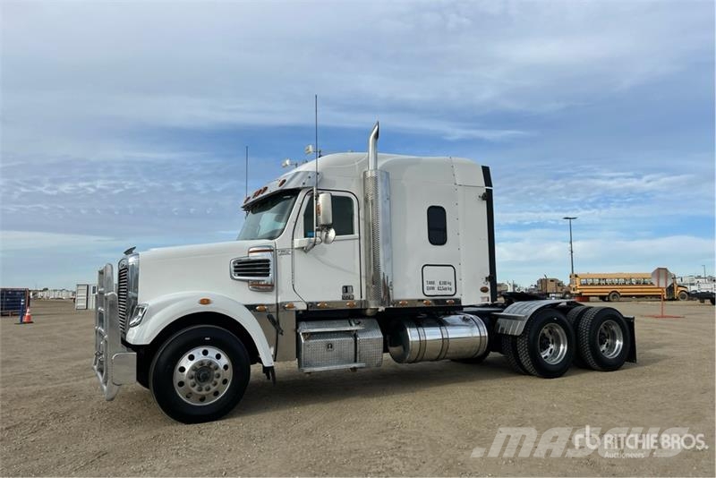Freightliner 122 SD 6x4 T/A Sleeper Truck Tractor Sadulveokid