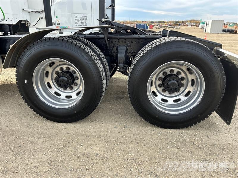 Freightliner 122 SD 6x4 T/A Sleeper Truck Tractor Sadulveokid