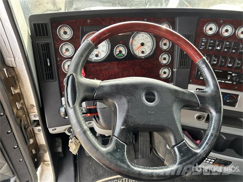 Freightliner 122 SD 6x4 T/A Sleeper Truck Tractor Sadulveokid
