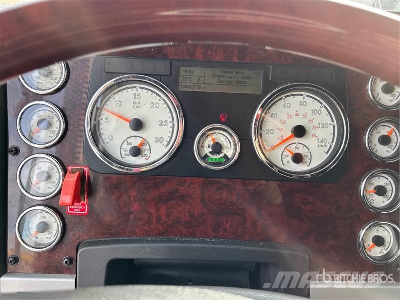 Freightliner 122 SD 6x4 T/A Sleeper Truck Tractor Sadulveokid