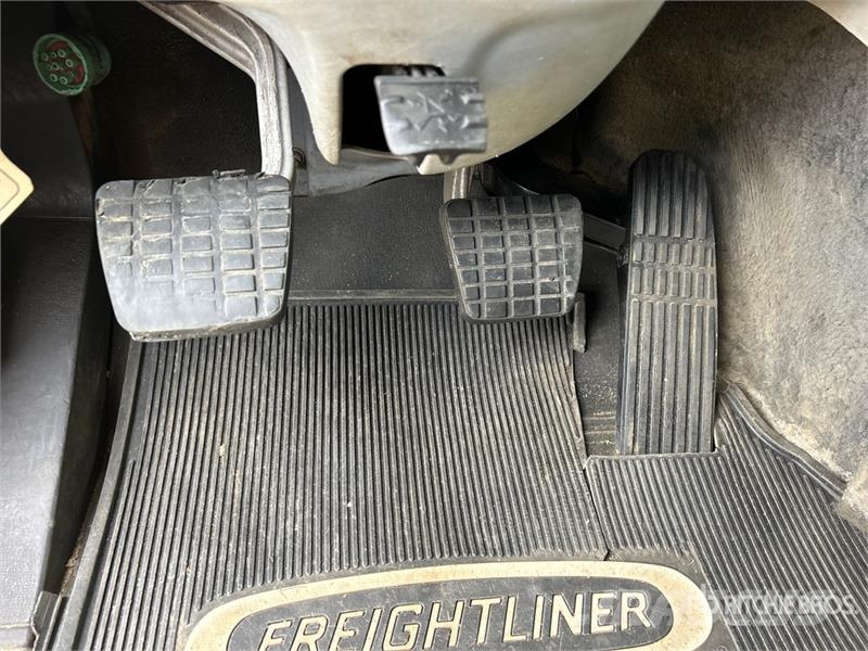 Freightliner 122 SD 6x4 T/A Sleeper Truck Tractor Sadulveokid