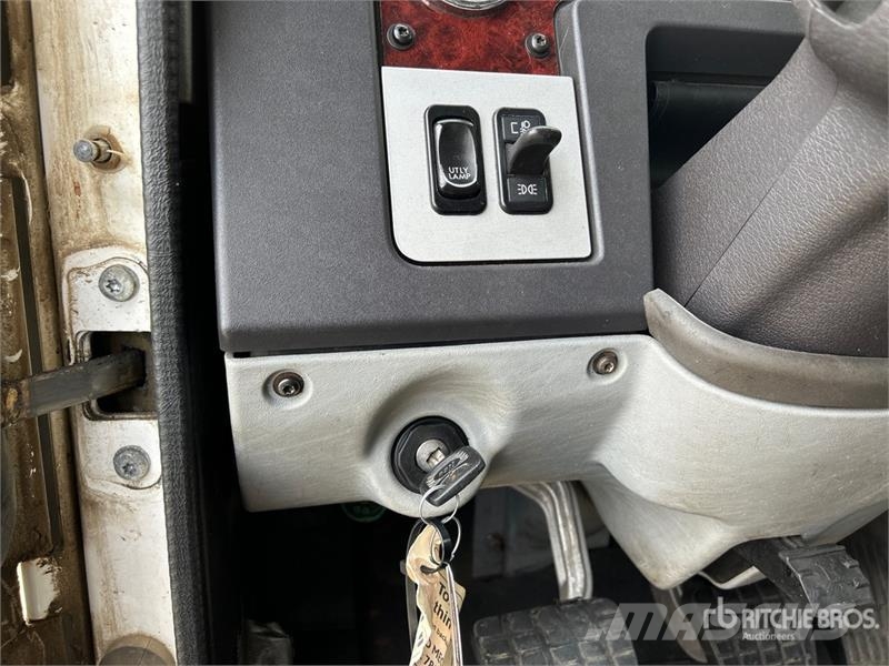 Freightliner 122 SD 6x4 T/A Sleeper Truck Tractor Sadulveokid