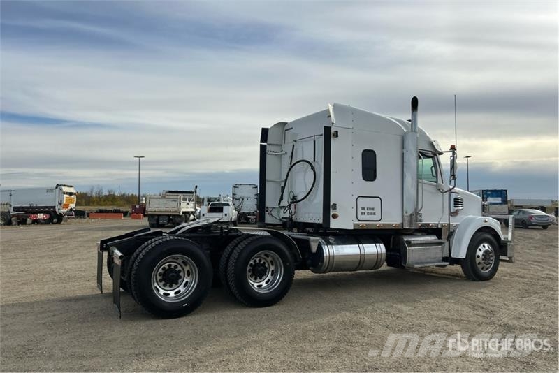 Freightliner 122 SD 6x4 T/A Sleeper Truck Tractor Sadulveokid