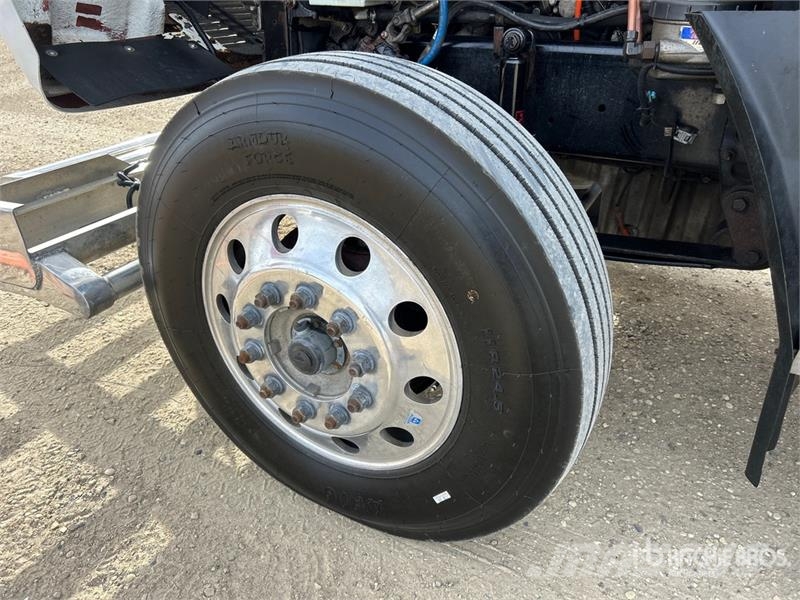 Freightliner 122 SD 6x4 T/A Sleeper Truck Tractor Sadulveokid
