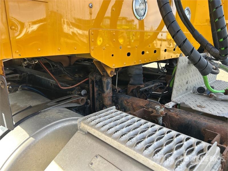 Freightliner 122SD 6x4 T/A Sleeper Truck Tractor Trekkers