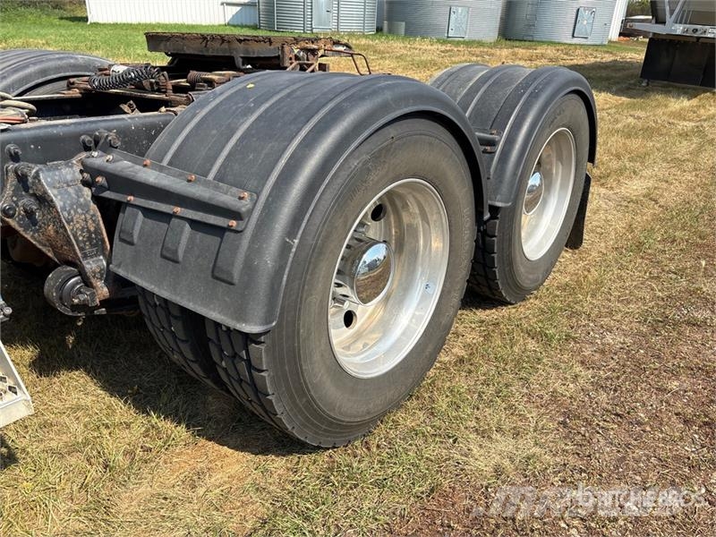 Freightliner 122SD 6x4 T/A Sleeper Truck Tractor Truck Tractor Units
