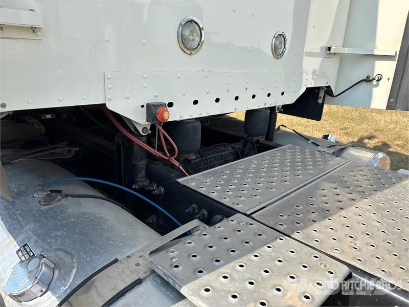 Freightliner 122SD 6x4 T/A Sleeper Truck Tractor Truck Tractor Units